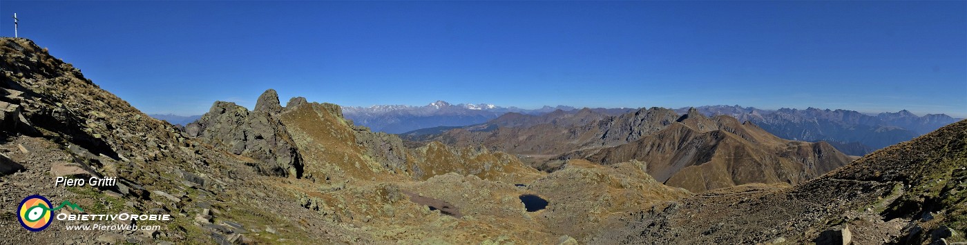 36 Cima Piazzotti (2349 m) a sx, vista su  Orobe in primo piano con Cima Piazzotti or. e Torrione di Mezzaluna,  su Alpi Retiche in secondo piano.jpg